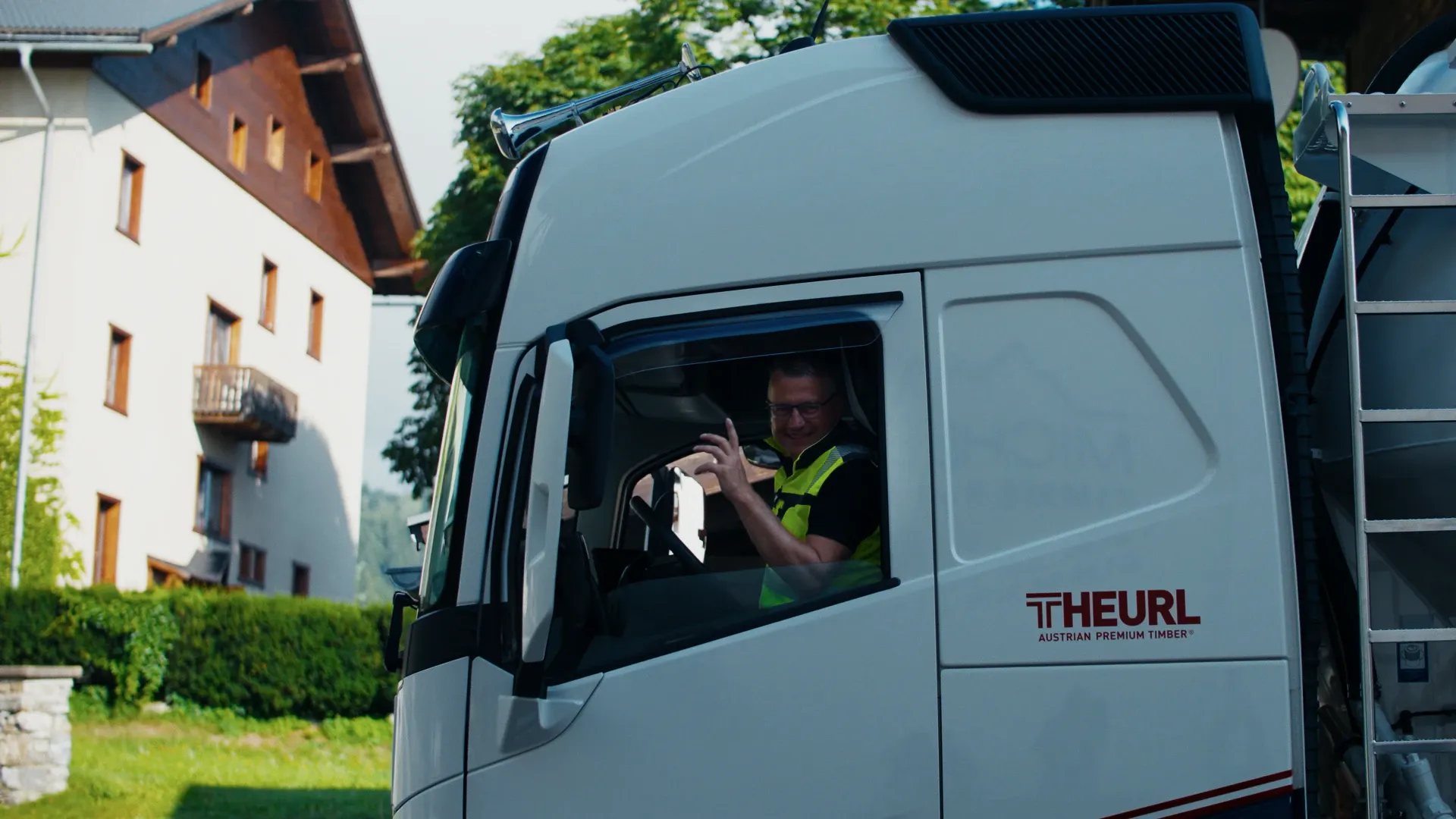 THEURL delivery vehicle arriving