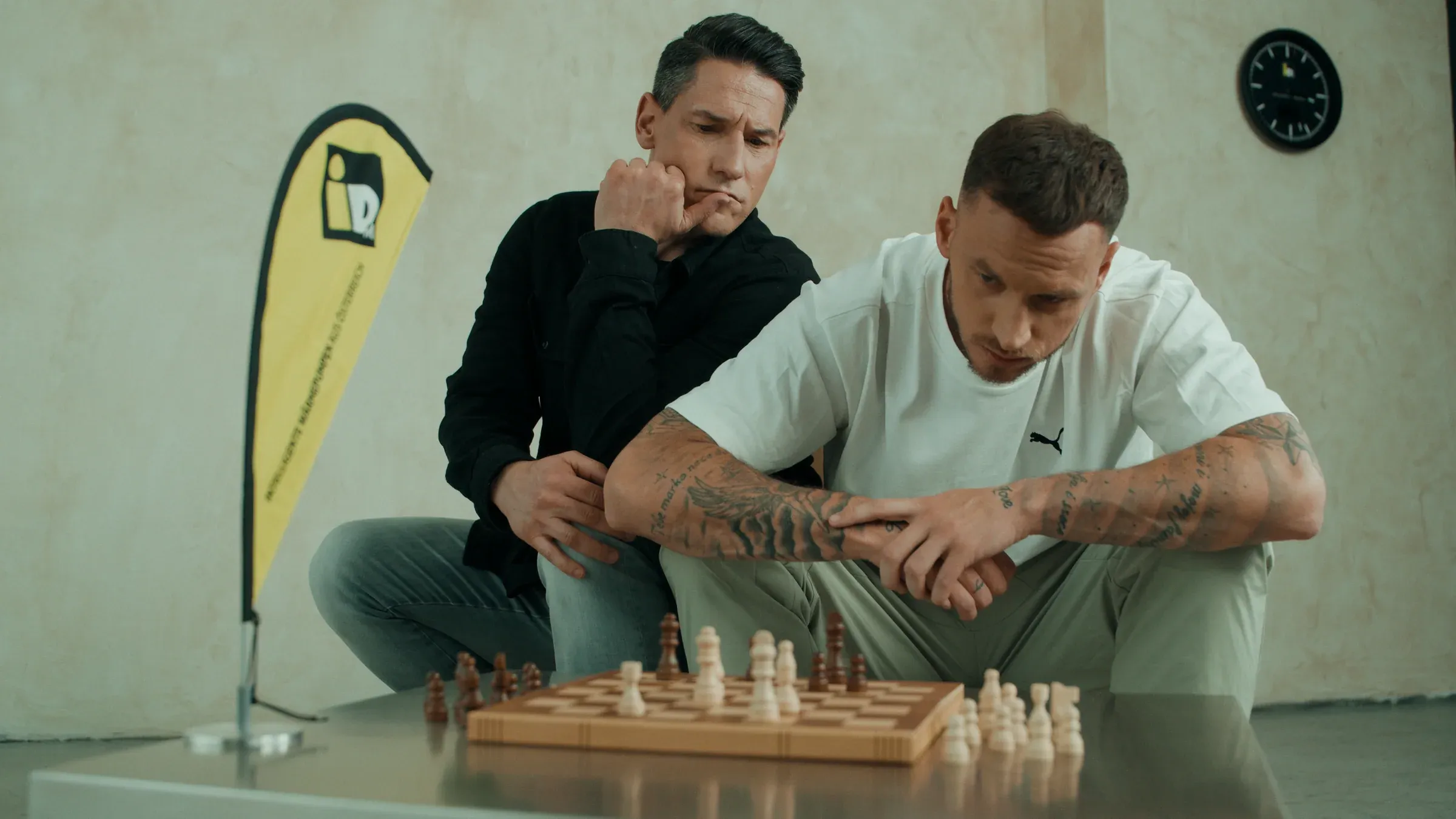 Helge Payer und Marko Arnautović über einem Schachbrett in einem Social Spot für iDM